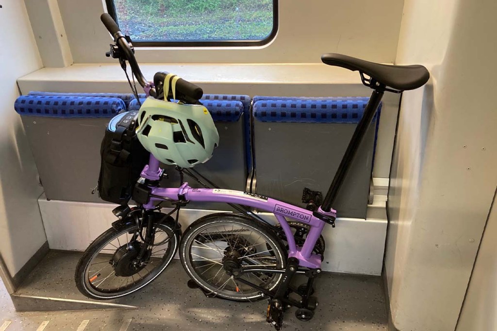 Falt-E-Bike in der Bahn stehend, Rückrad ist zurückgeklappt