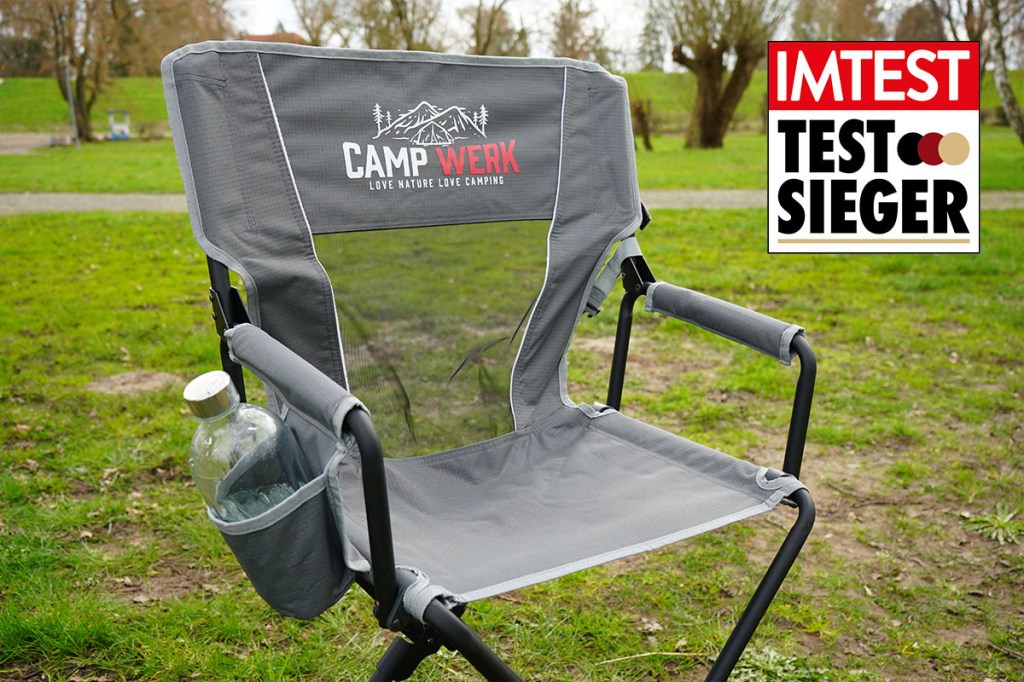 Der Campingstuhl von Campwerk in der Nahaufnahme auf Campingplatz. Mit Testsieger-Siegel von IMTEST.