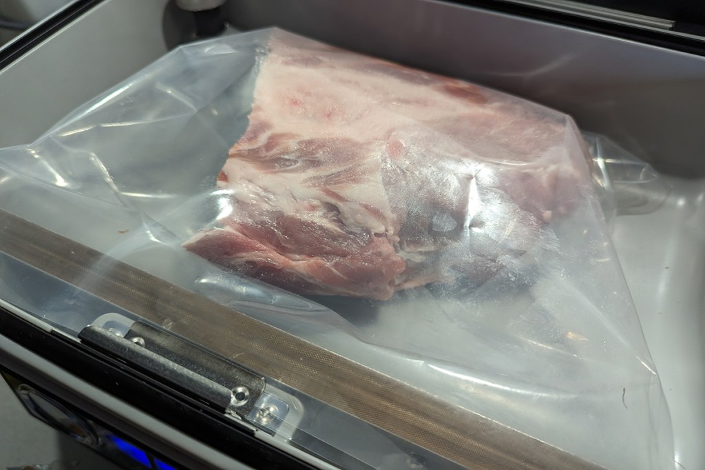 Ein Beutel mit Fleisch in der Kammer des Caso VacuChef 50