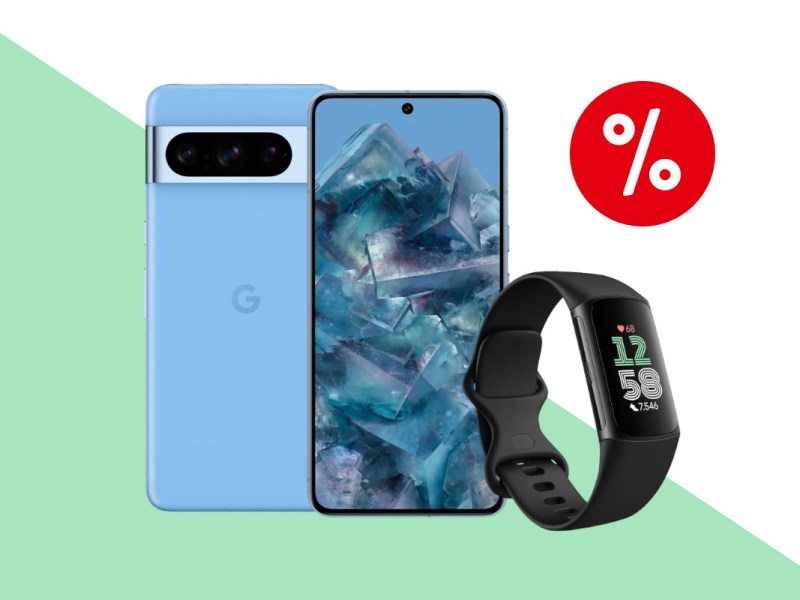 Blaues Google Pixel 8 Pro von vorne und hinten mit grau blauem Bildschirm, daneben schwarzer Fitnesstracker schräg von vorne auf hellgrün weißem Hintergrund mit rotem Prozentzeichen oben rechts