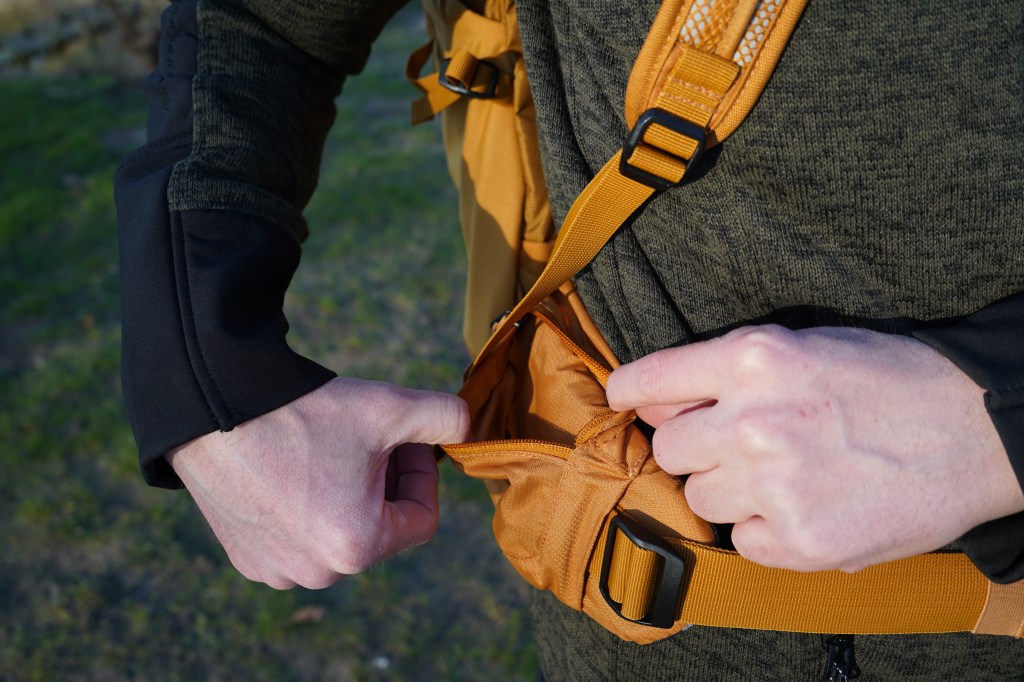 Nahaufnahme kleine Tasche an der Hüftflosse eines Rucksacks