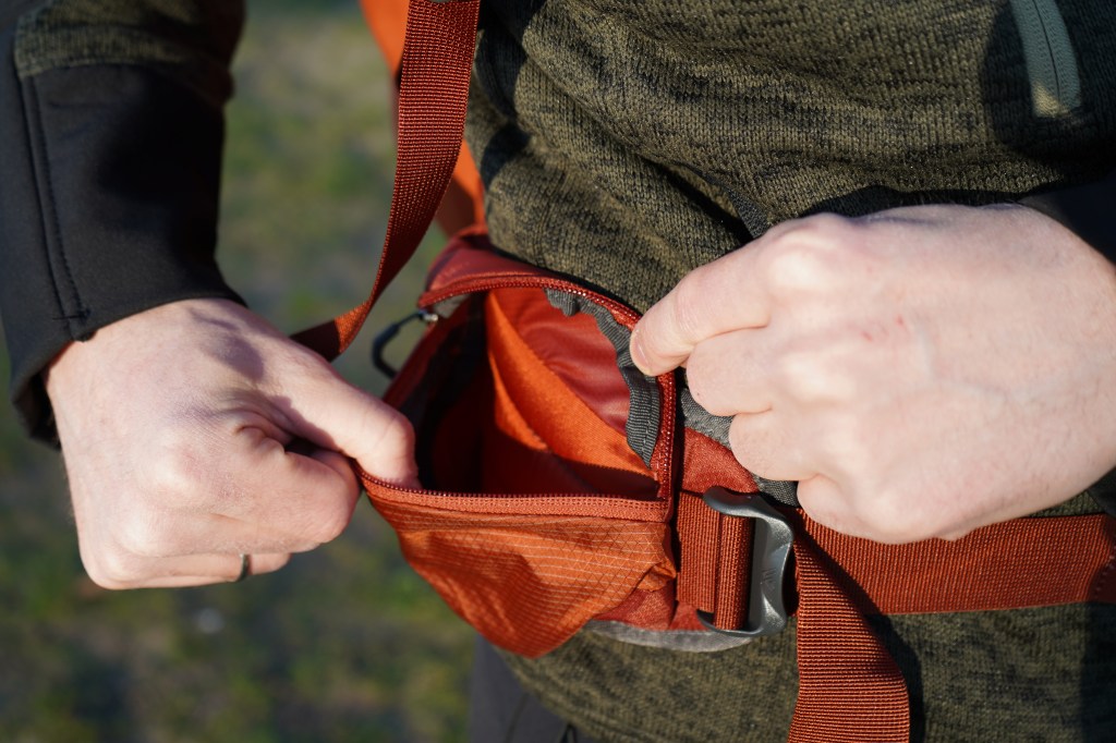 Nahaufnahme kleine Tasche von Hüftflosse eines Rucksacks