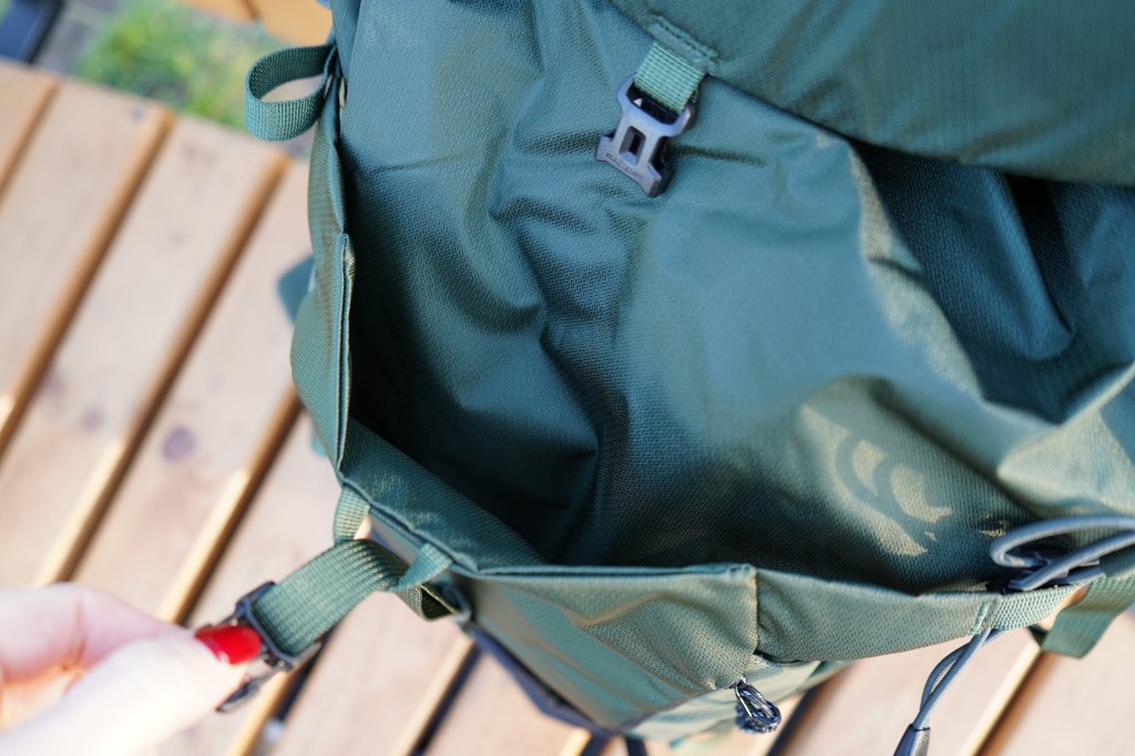 Detailaufnahme: blick ins Netzfach eines Rucksacks