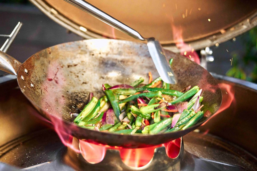 Ein Wok mit Gemüse auf dem Monolith