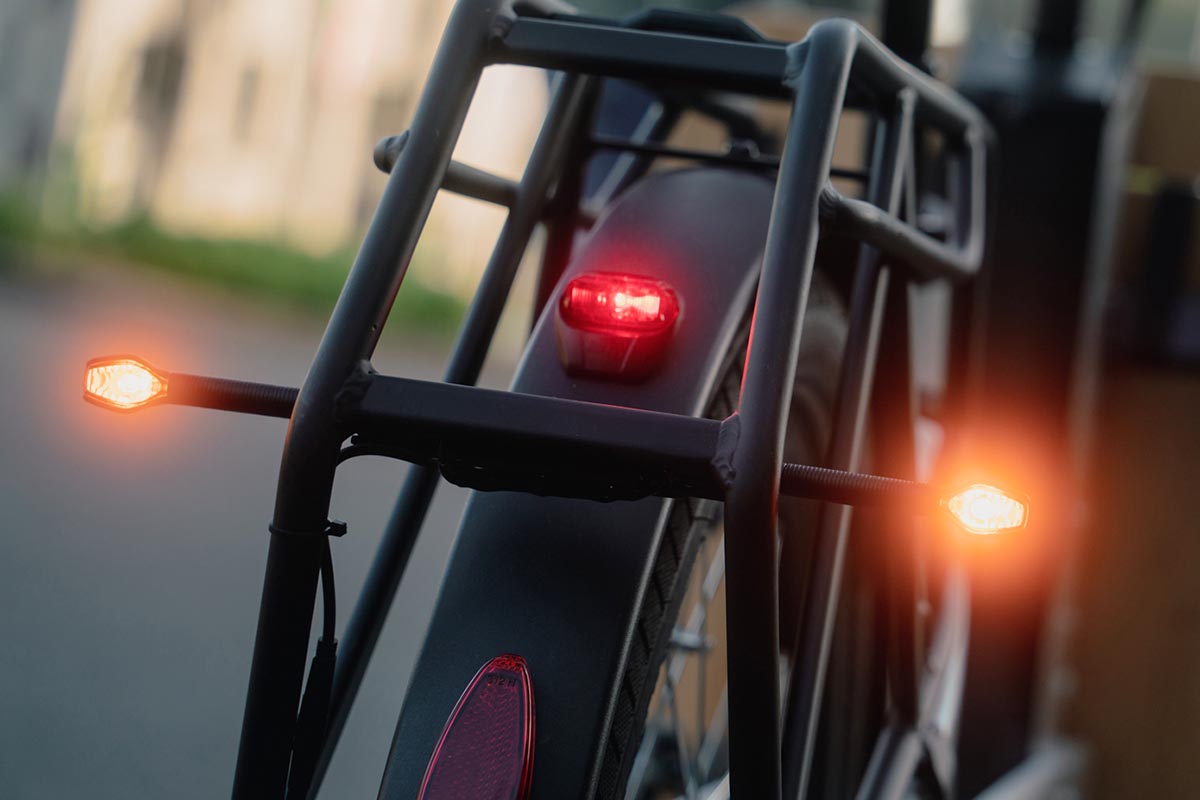 Fahrrad mit angebrachten Blinkern.