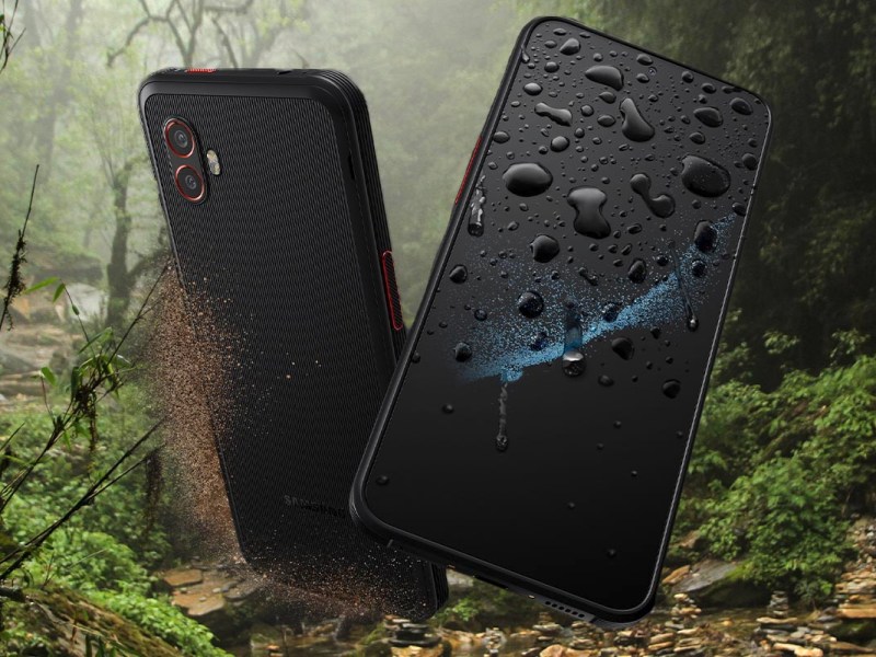 Samsung Galaxy XCover6 Pro vor einem Wald.