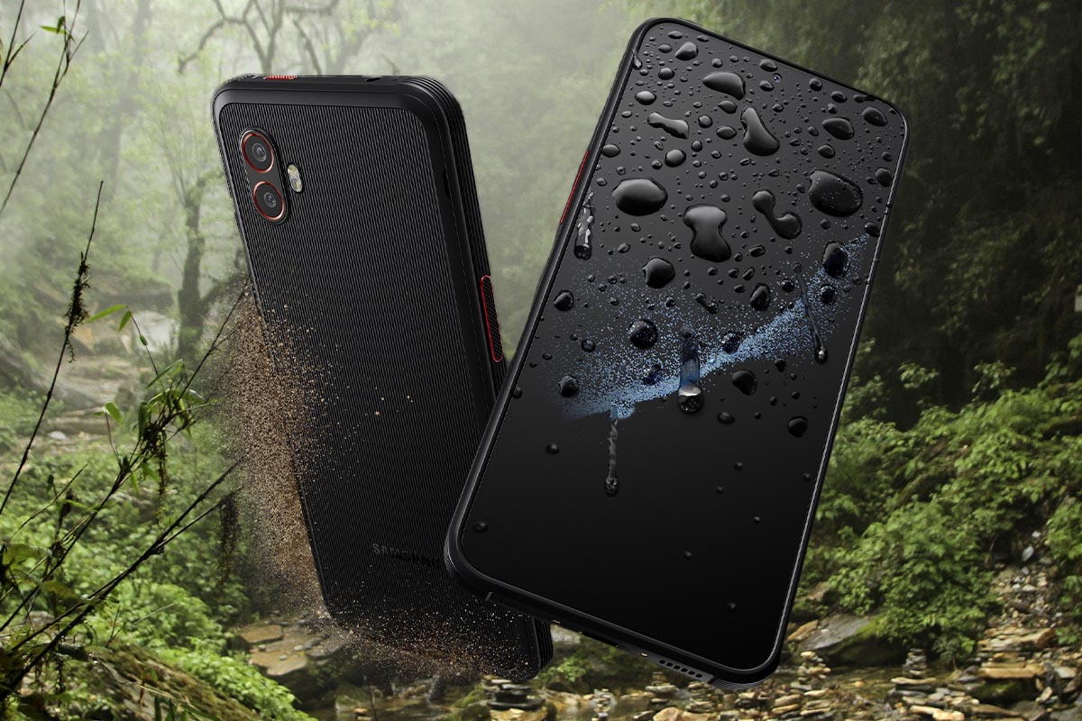 Samsung Galaxy XCover6 Pro vor einem Wald.