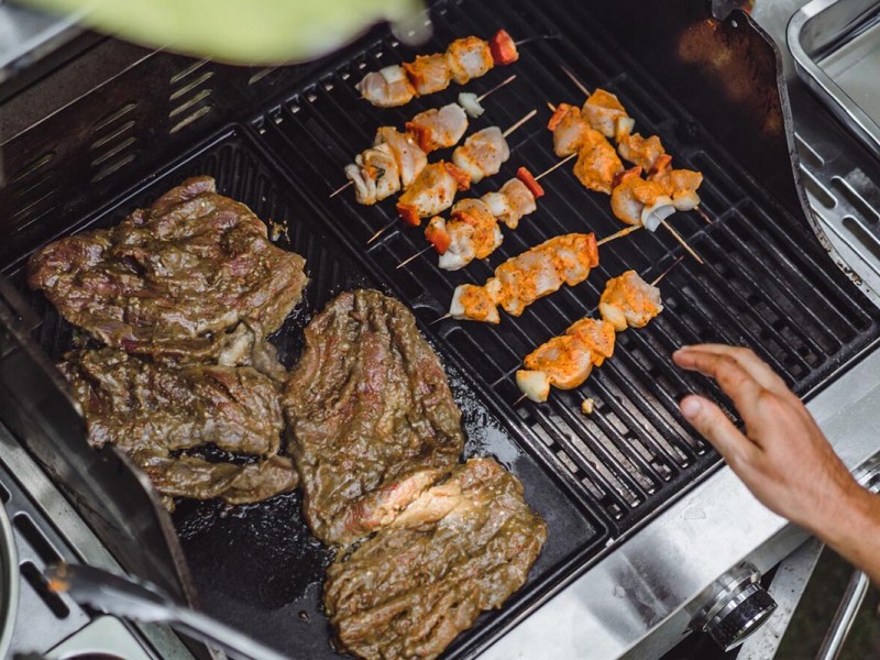 Fleisch auf einem Grill.