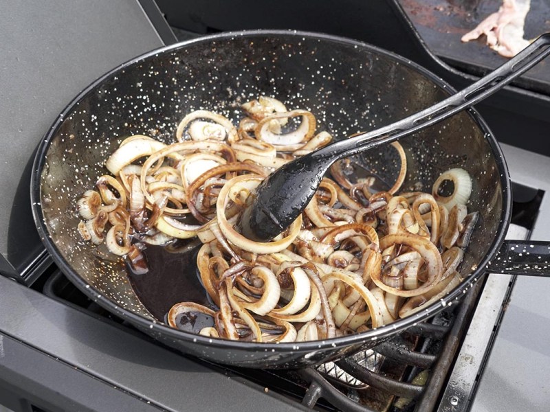 Zwiebeln braten in einer Pfanne.