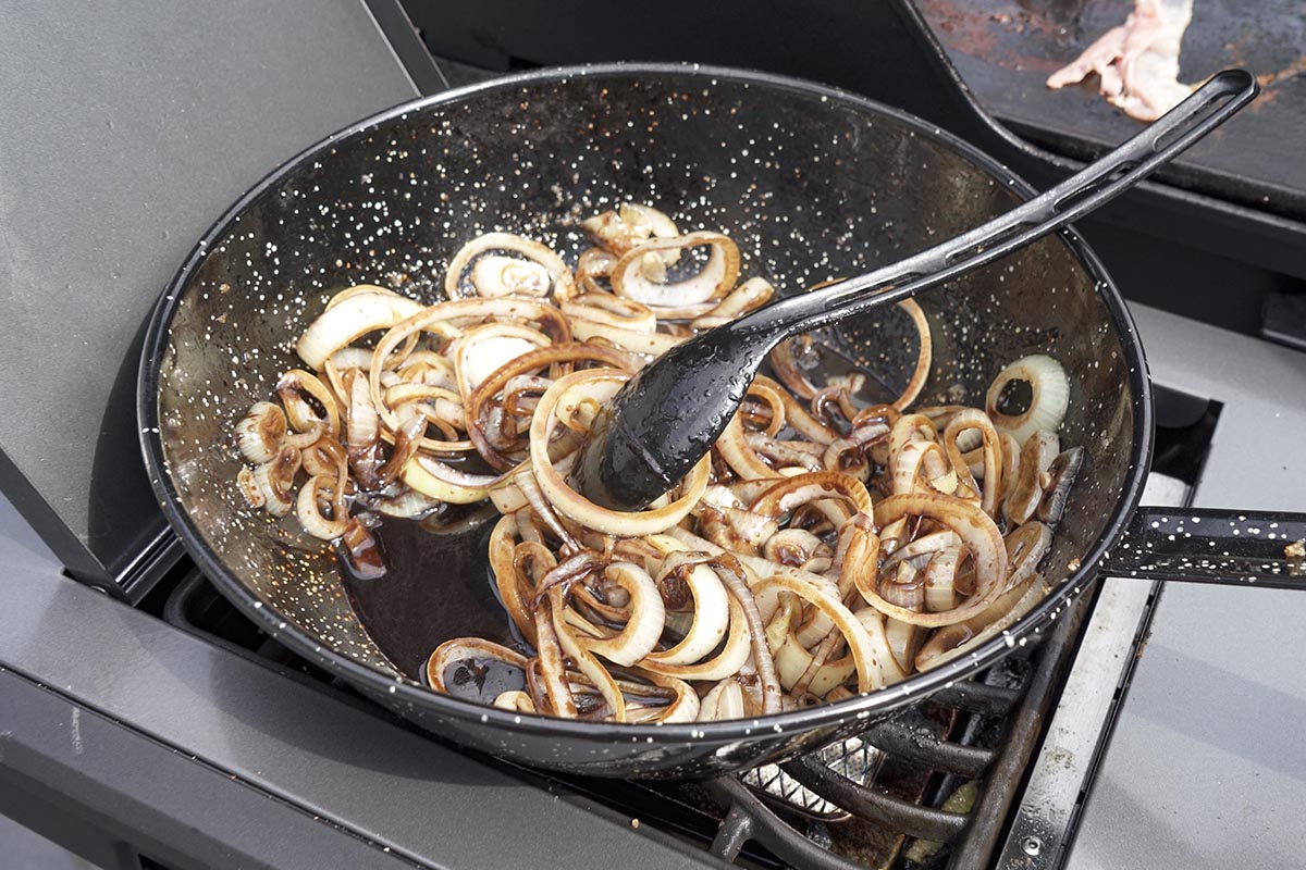 Zwiebeln braten in einer Pfanne.