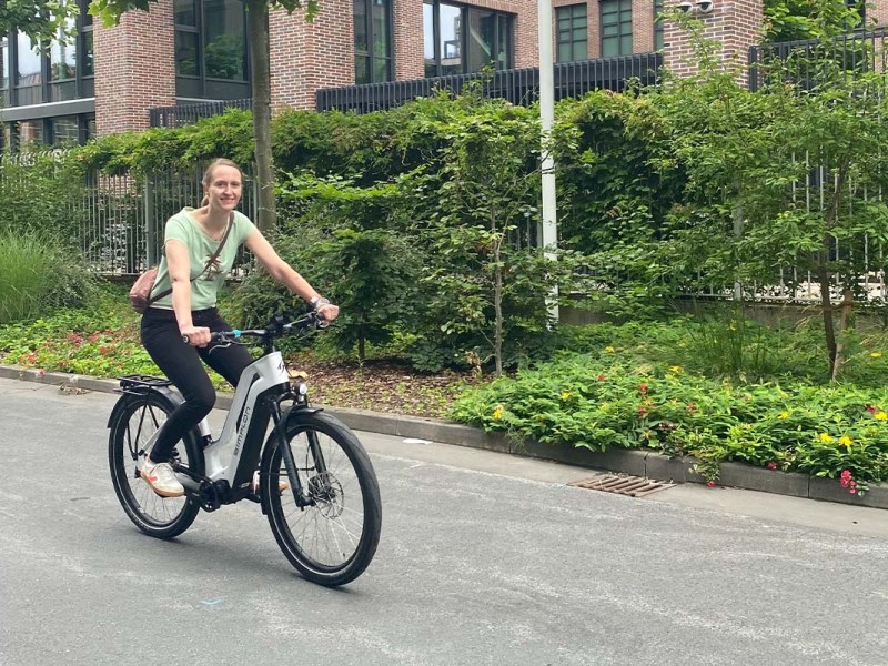 Frau fährt mit einem E-Bike