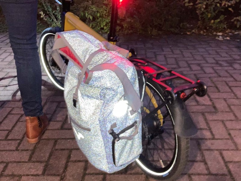 Nahaufnahme refletierende Fahrradtasche an einem Gepäckträger