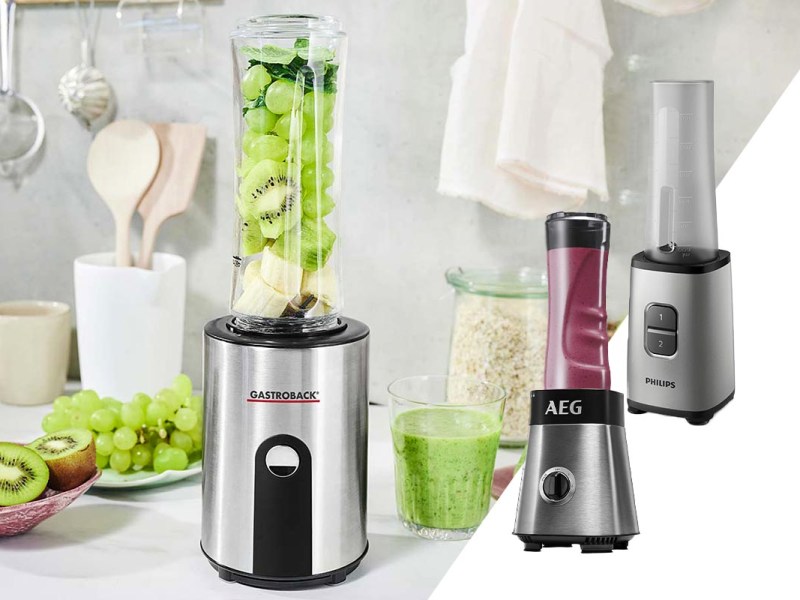 Befüllter Smoothie Maker von Gastroback neben Obst und Küchenutensilien auf einem Tisch.