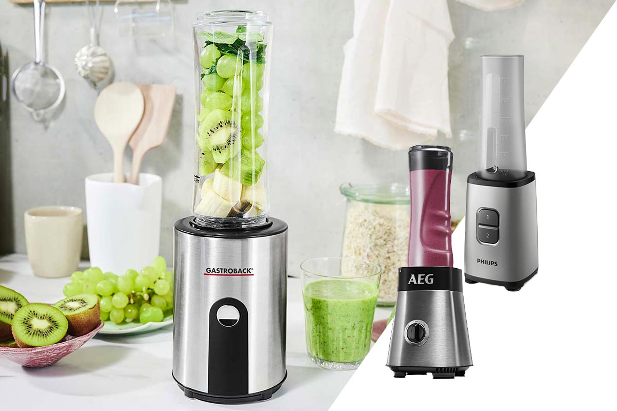 Befüllter Smoothie Maker von Gastroback neben Obst und Küchenutensilien auf einem Tisch.