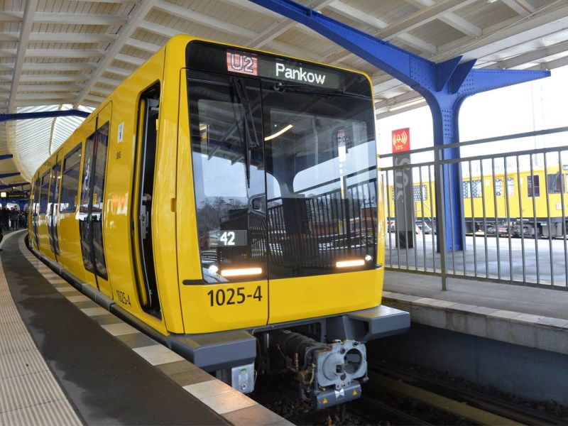 Gelbe U-Bahn auf der Linie U2