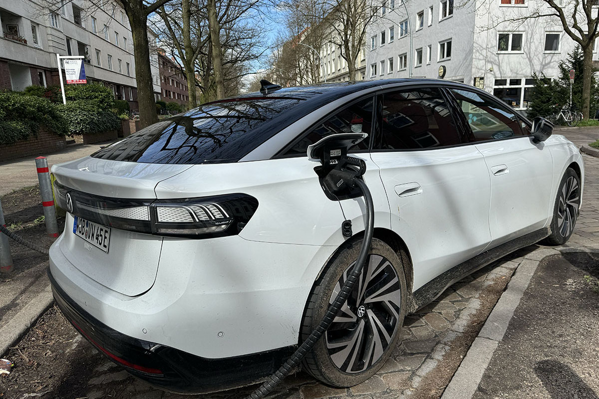 E-Auto VW ID.7 beim Laden an einer städtischen Schnellladestation.