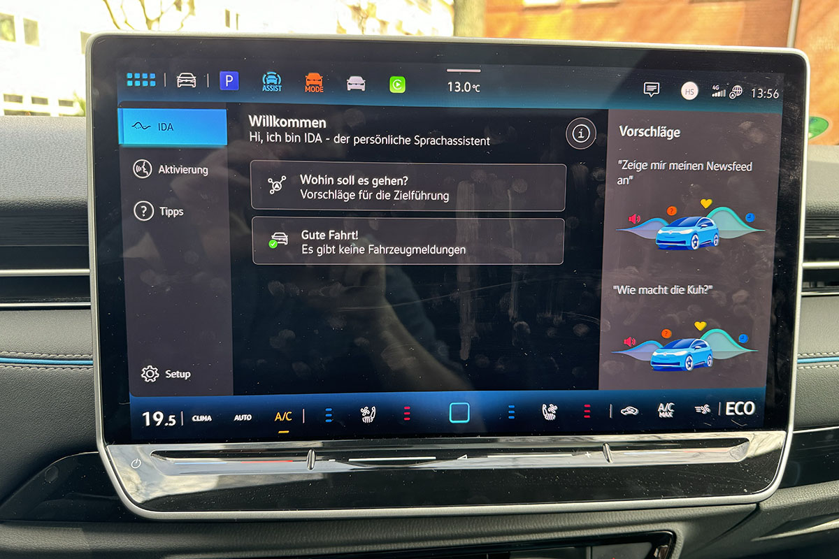 Detailaufnahme des Infotainment-Displays im VW ID.7 mit Anzeige des Sprachassistenten IDA.