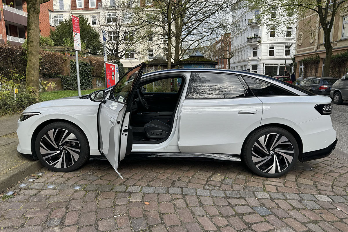 Blick durch geöffnete vordere Seitentür ins Fahrzeuginnere des VW ID.7.