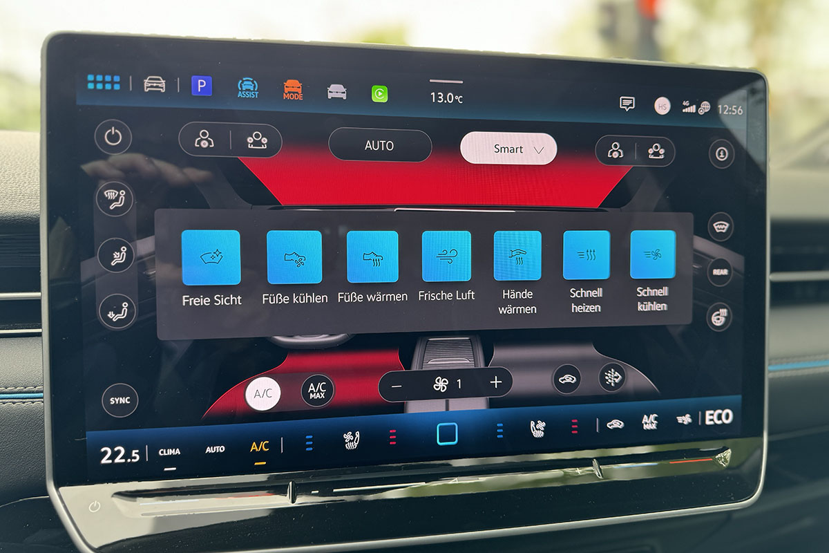 Detailaufnahme des Infotainment-Displays im VW ID.7 mit Anzeige für die Einstellung Belüftung für das Fahrzeuginnere.