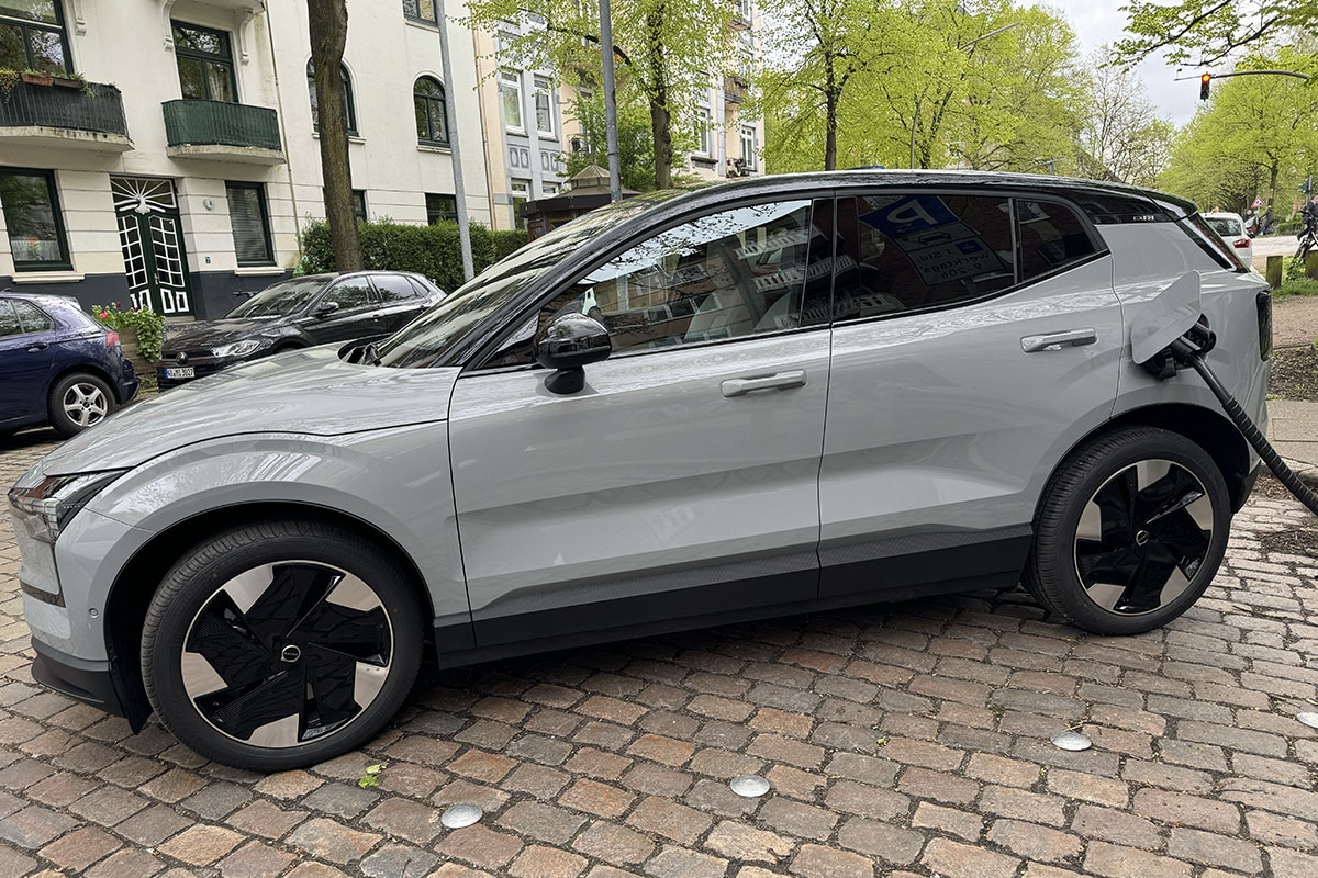 E-Auto Volvo EX30 in städtischem Gebiet beim Laden.