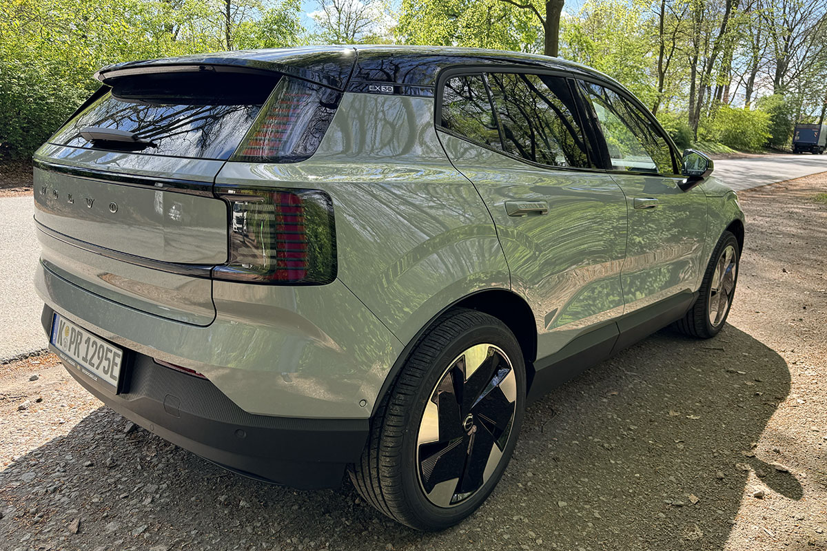 E-Auto Volvo EX30 auf Parkplatz von schräg hinten aus gesehen.