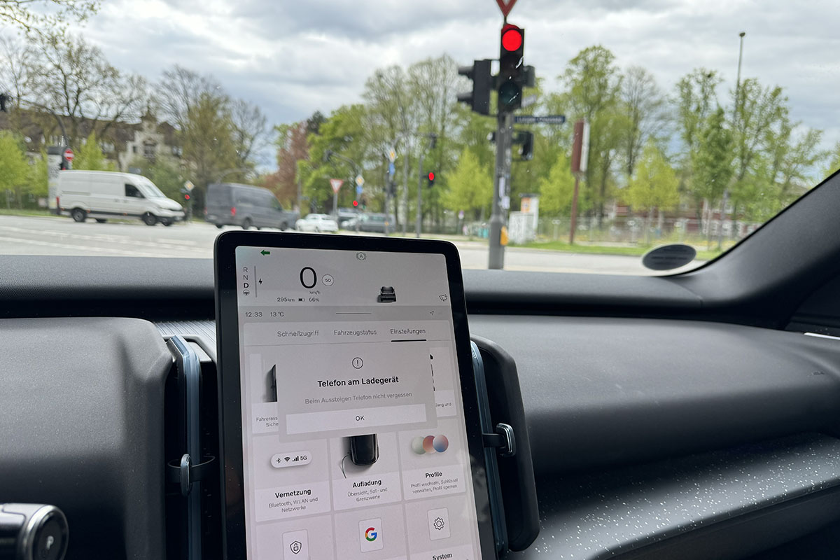 Sicht aus dem Fahrer-Cockpit des E-Autos Volvo EX30. Blick durch die Frontscheibe.