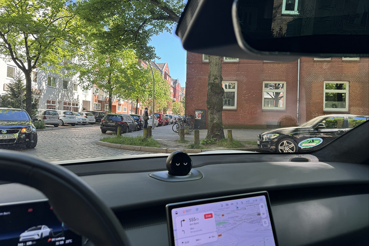 Blick aus dem Cockpit durch die Windschutzscheibe des E-Autos Nio ET5 Touring.