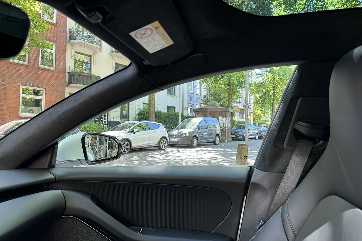 Blick aus dem Cockpit durch die Seitenscheibe des E-Autos Nio ET5 Touring.