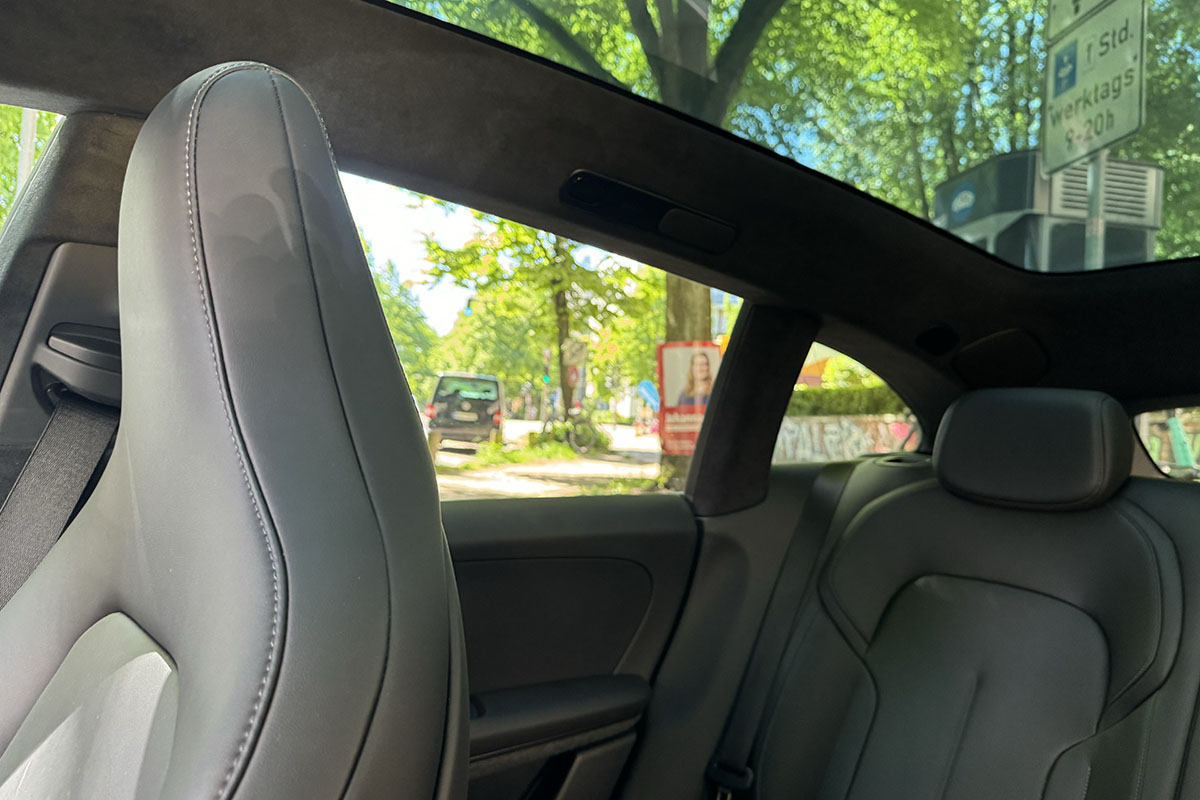 Blick aus dem Cockpit durch die hintere Seitenscheide (Schulterblick) des E-Autos Nio ET5 Touring.