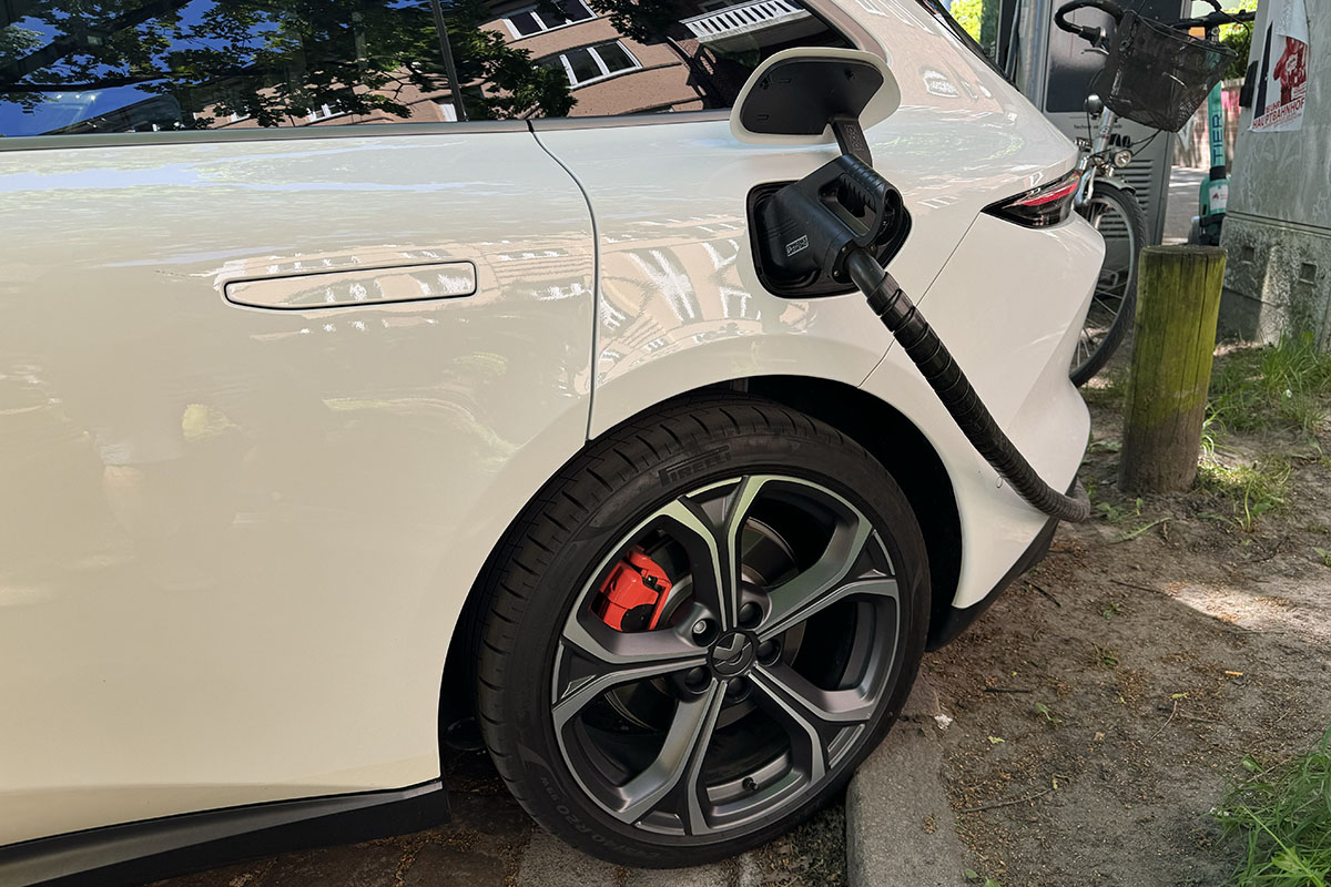 Detailaufnahme eingestecktes Ladekabel an der Ladebuche beim E-Auto Nio ET5 Touring