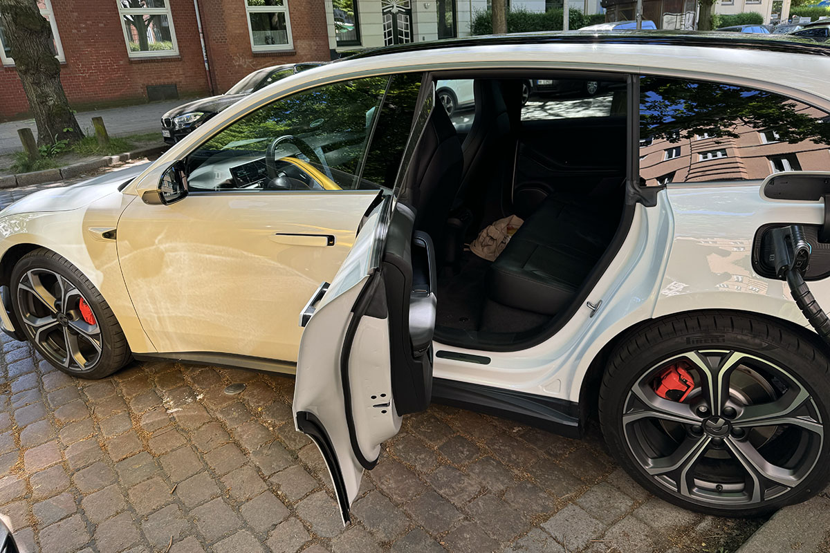 Detailaufnahme von geöffneter hinterer linken Seitentür bei parkendem E-Auto Nio ET5 Touring.