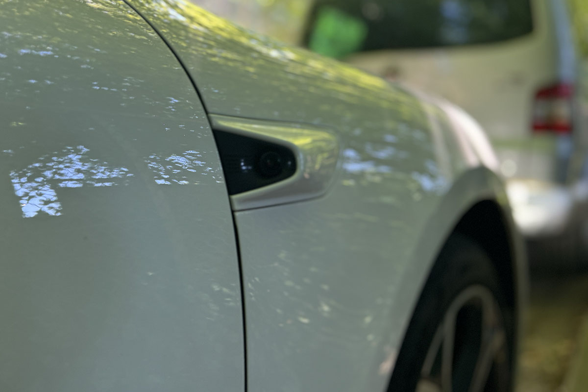 Detailaufnahme Außen-Kamera auf dem rechten Kotflügel des E-Autos Nio ET5 Touring.