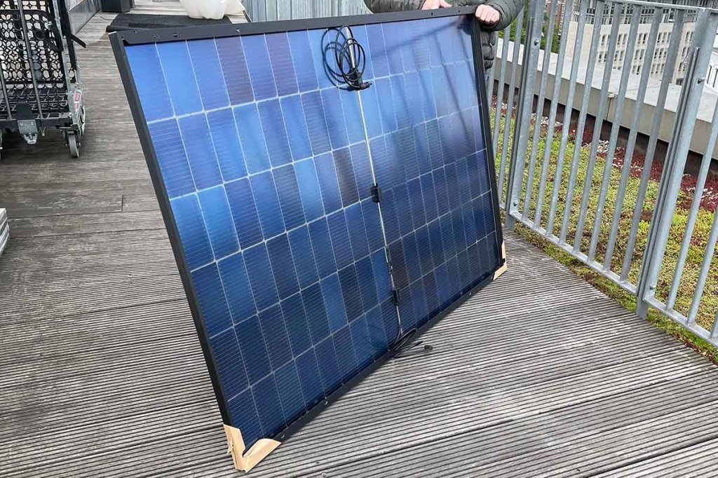 Ein bifaziales Solarmodul von hinten. Die Fläche schimmert blau.