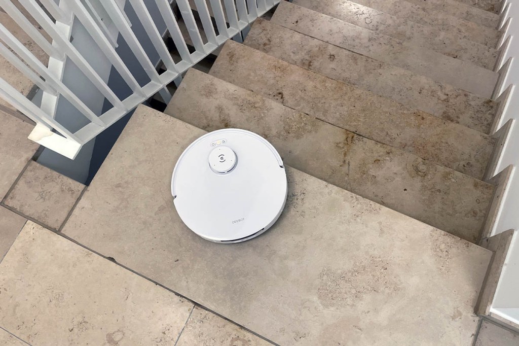 Der Ecovacs Deebot T30 Pro Omni von oben vor einer Treppe.