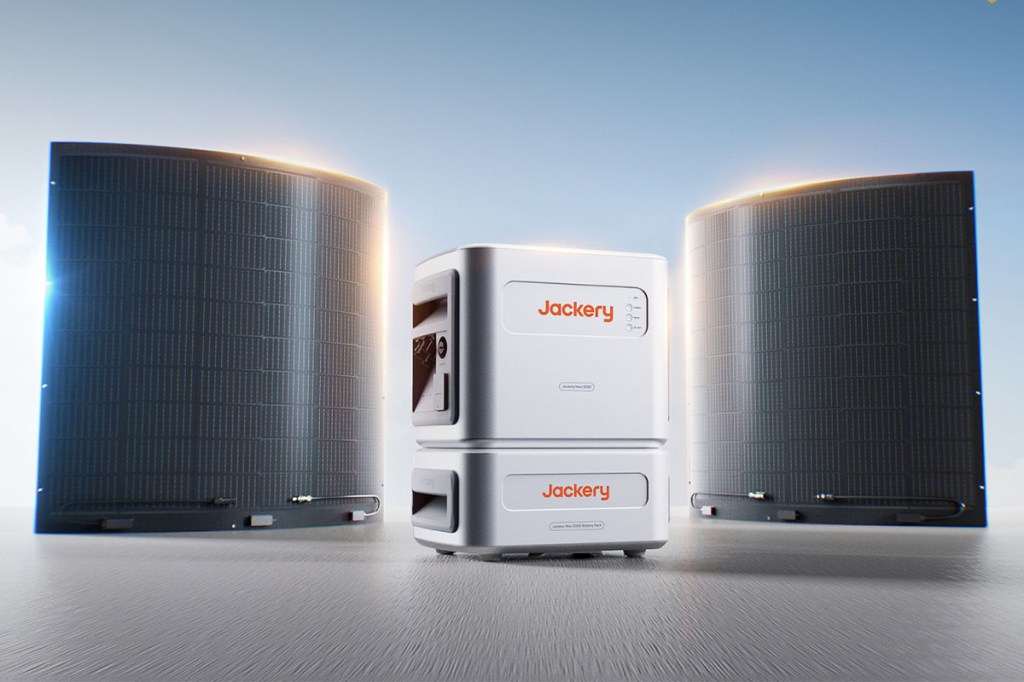 Der neue Navi 2000 von Jackery mit Akku-Erweiterung. Daneben schweben 2 flexible Solarpanels.