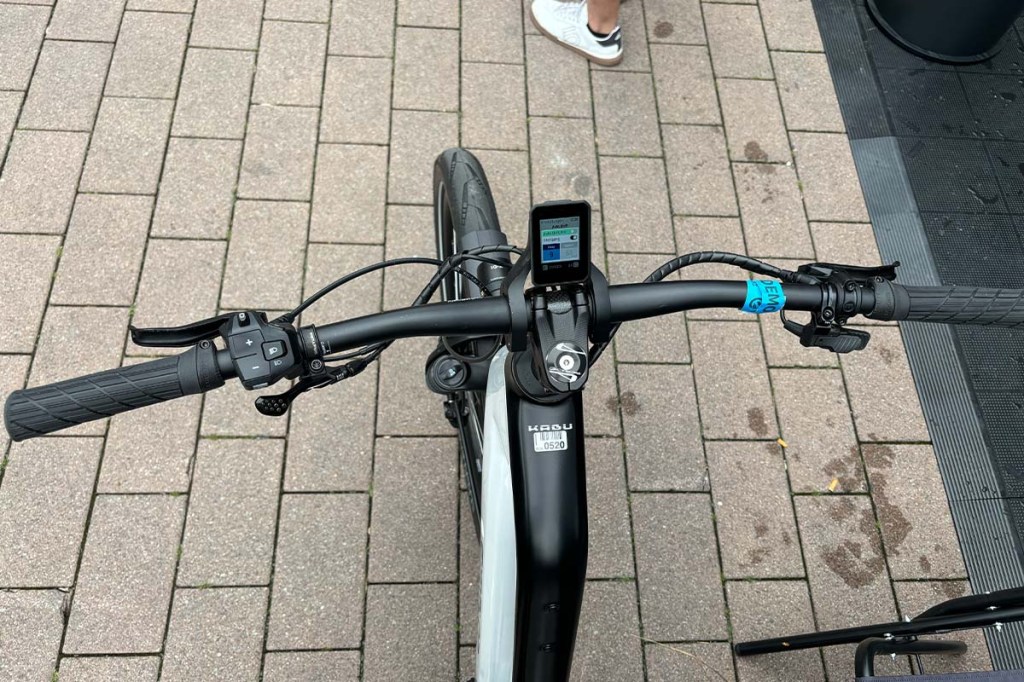 Fahrradlenker eines E-Bikes von oben fotografiert