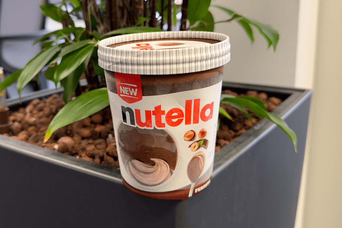 Das Nutella-Eis steht auf einem Tisch.