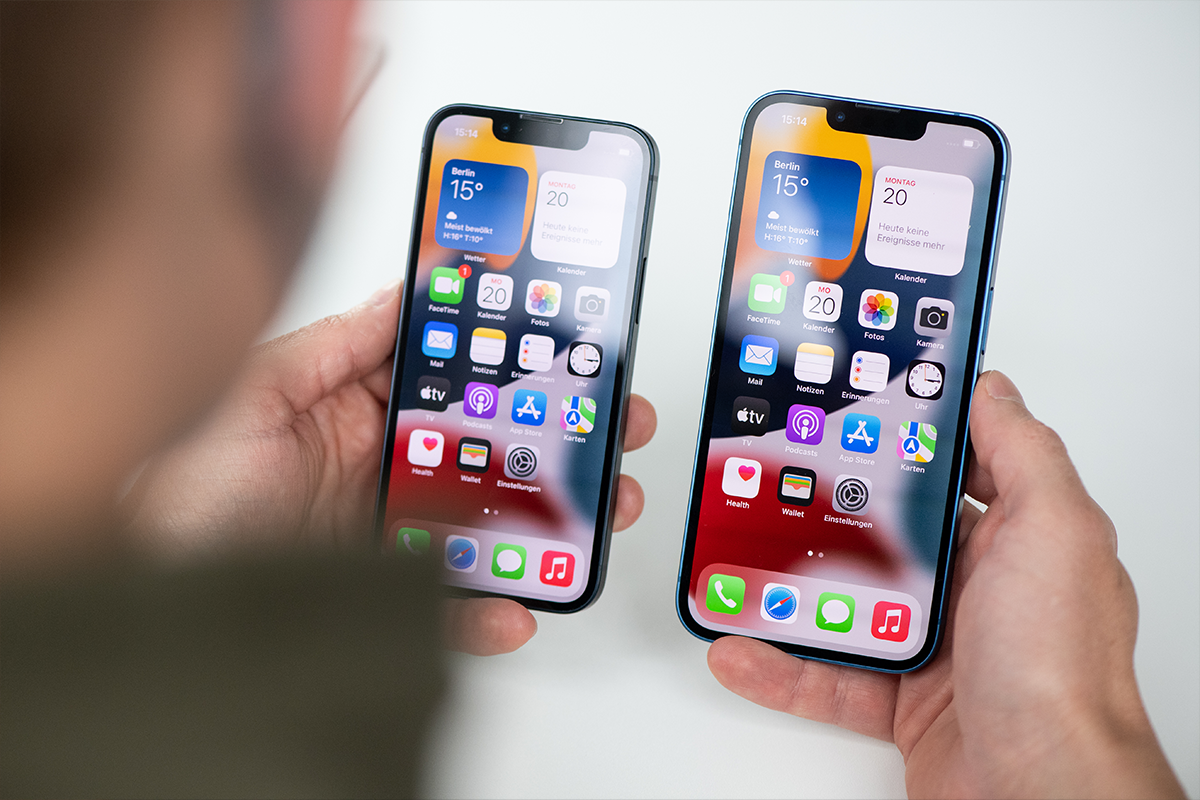 Das Apple iPhone 13 mini neben dem Apple iPhone 13.