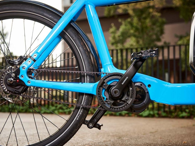 Nahaufnahme Antrieb E-Bike mit blauem Rahmen