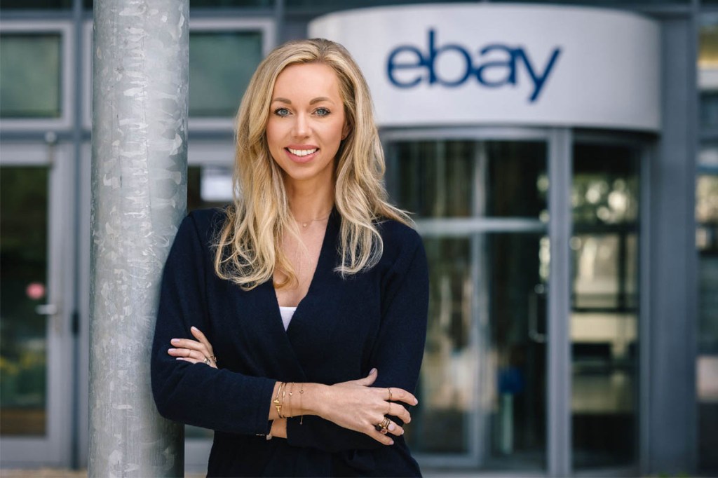 Blonde Frau vor dem eBay-Gebäude