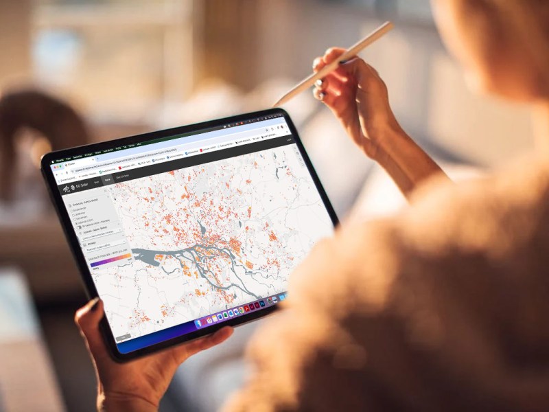 Eine Person bearbeitet mit einem Stift den Solaratlas auf einem Tablet.