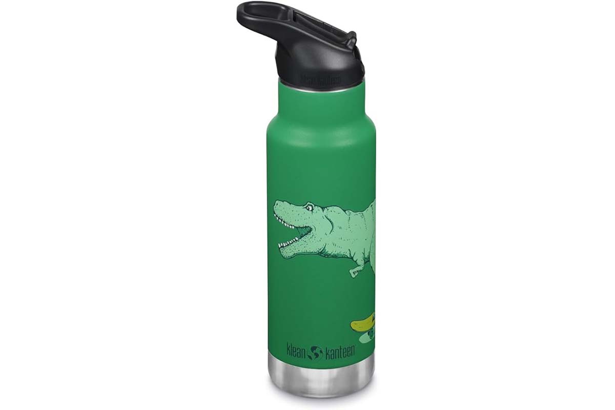 Grüne Trinkflasche mit Krokodilaufdruck auf weißem Grund