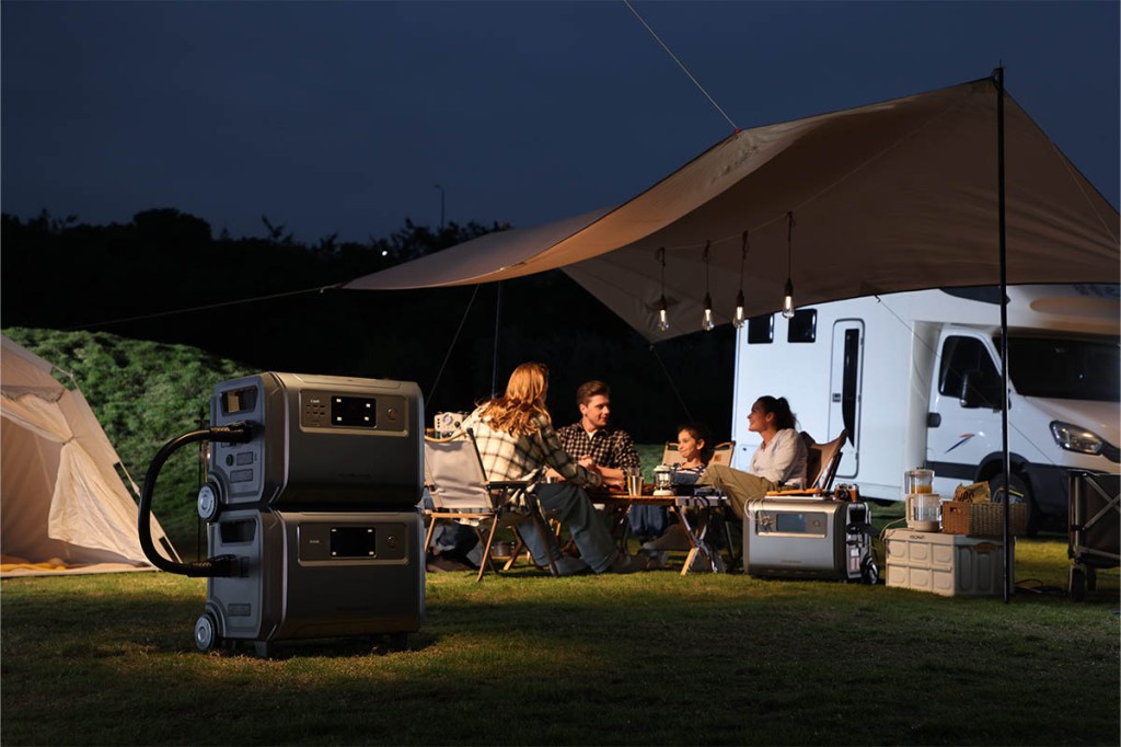 Der Runhood F2400-Speicher mit Erweiterungs-Akku beim Camping.