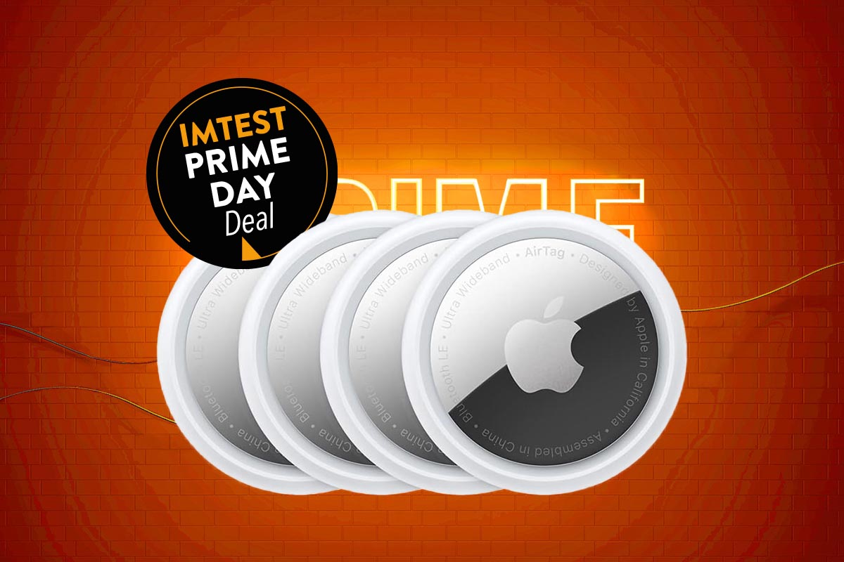 Vier Airtags überlappend auf orangenem Grund, dazu Amazon Prime Day Button