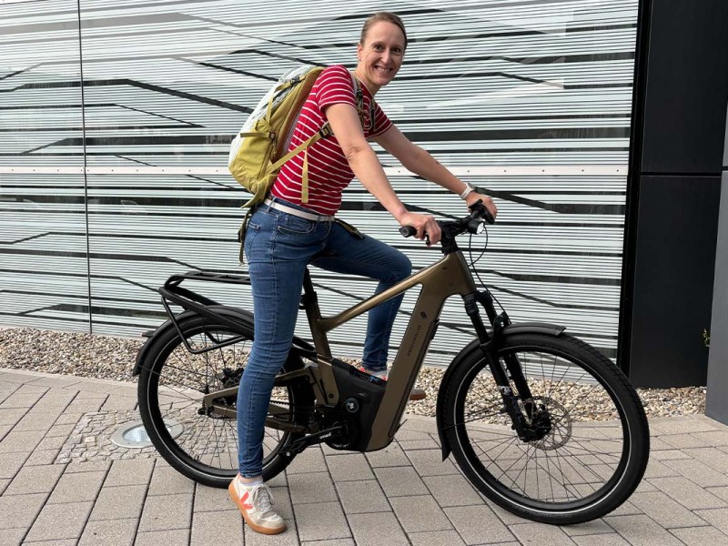 Frau auf einem E-Bike sitzend