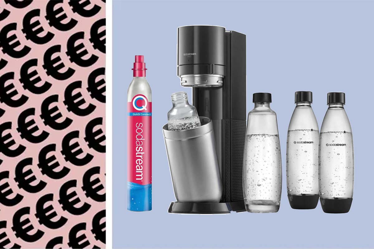 zweigeteiltes Bild: links Eurozeichen, rechts ein Sodastream inkl. Flaschen und CO2-Zylinder auf fliederfarbenen Hintergrund