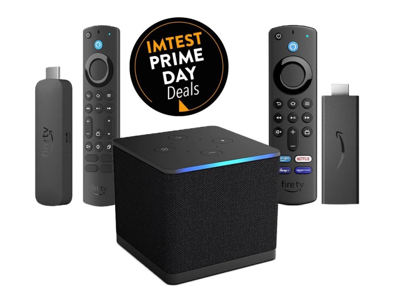 Mehrere Amazon Fire TV Sticks und der Cube auf weißem Hintergrund, dazu der Amazon Prime Day Button