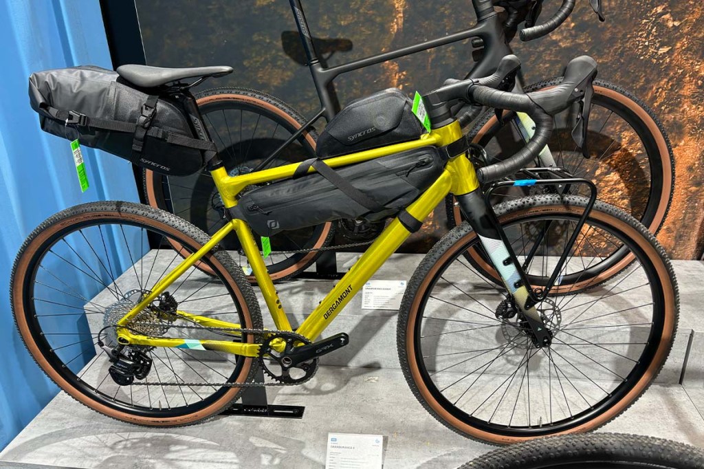 gelbes Gravelbike an einem Messestand