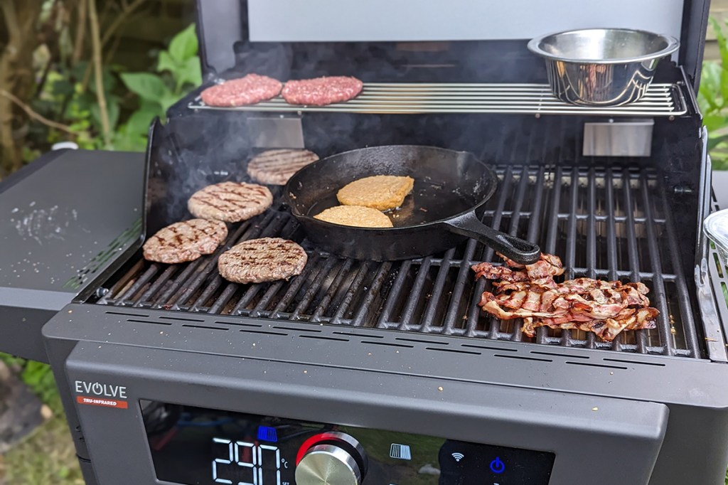 Burger und Bacon auf dem Rost des Char-Broil Evolve