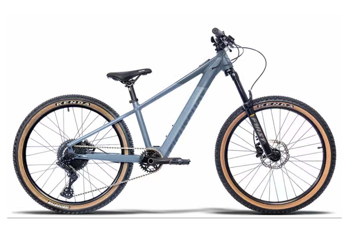 blaues E-Kindermountainbike auf weißem Grund